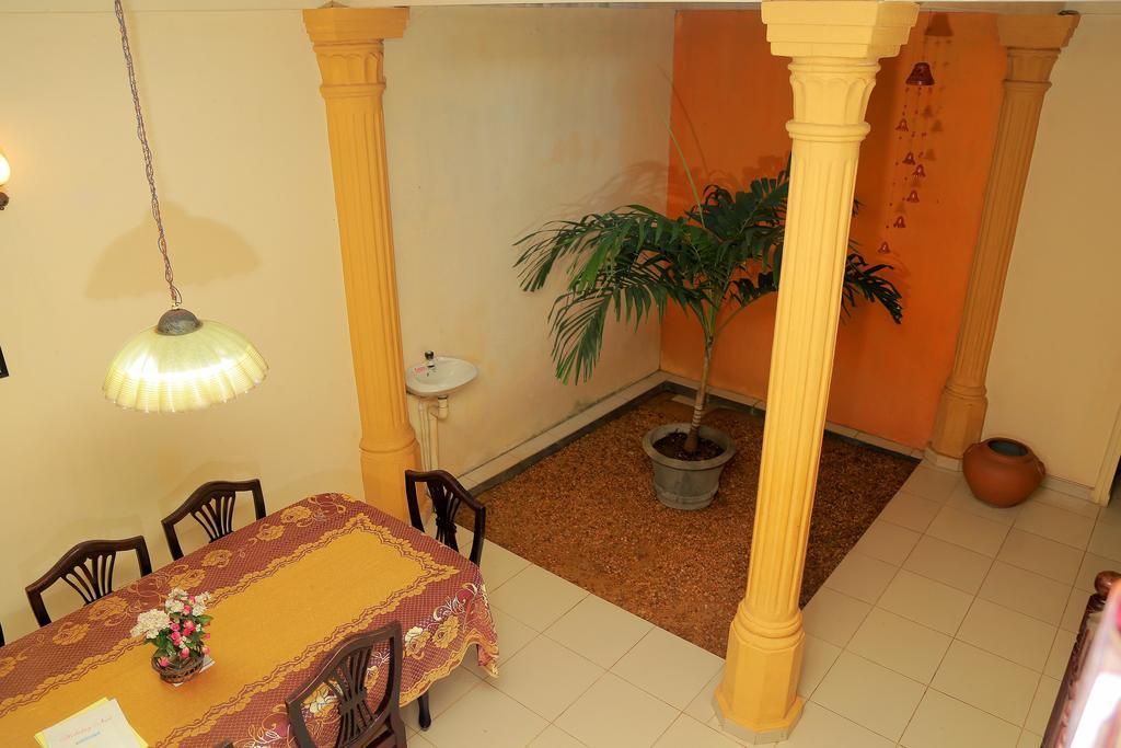 Holiday Nest Bed & Breakfast Ваддува Экстерьер фото