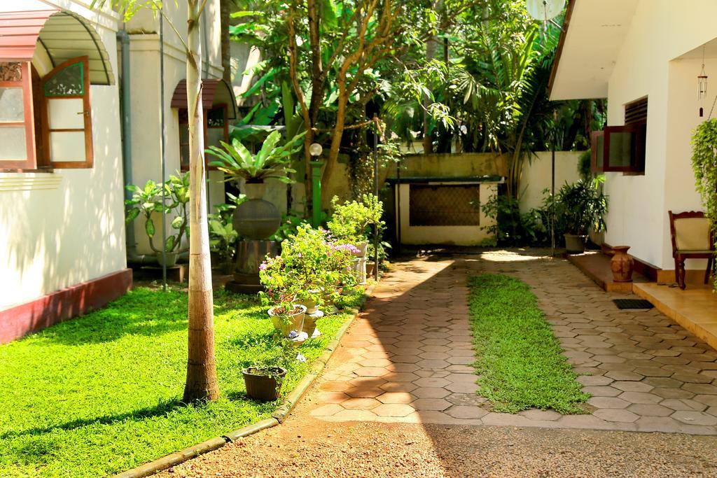 Holiday Nest Bed & Breakfast Ваддува Экстерьер фото